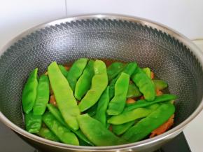 排骨炖烂后，加入焯水的油豆角，炖10分钟。