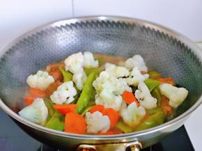 最后加入花菜与胡萝卜块炖5分钟。