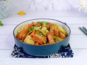 盛出装盘，撒上葱花及熟白芝麻。