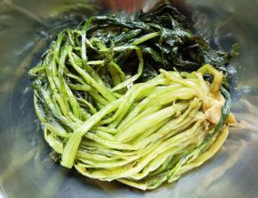 雪菜用清水浸泡半个小时。