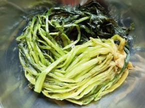 雪菜用清水浸泡半个小时。