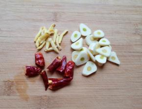 大蒜切成片，生姜切成丝，干红辣椒掰成两半。