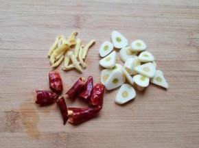 大蒜切成片，生姜切成丝，干红辣椒掰成两半。