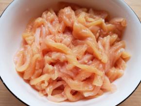 鸡脯肉切成丝。