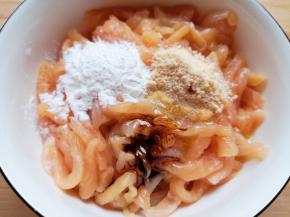加入鸡粉、玉米淀粉、老抽和一点食用油。