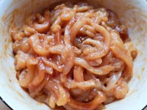 搅拌均匀腌制15分钟左右。