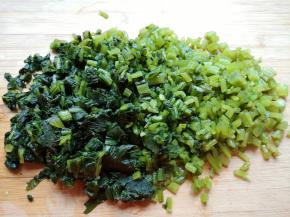 泡过的雪菜用水冲洗干净，攥去多余的水分，切碎备用。