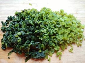 泡过的雪菜用水冲洗干净，攥去多余的水分，切碎备用。