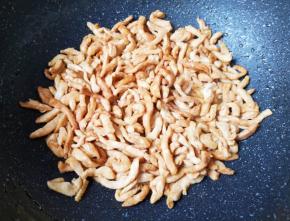 炒锅内倒适量的食用油烧热，下入腌好的肉丝大火炒熟，盛出备用。