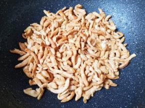 炒锅内倒适量的食用油烧热，下入腌好的肉丝大火炒熟，盛出备用。