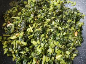 中火翻炒至雪菜里面的水分蒸发掉，香味飘出。