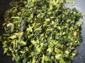 中火翻炒至雪菜里面的水分蒸发掉，香味飘出。