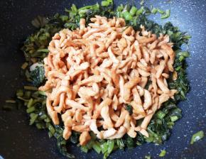 下入炒好的肉丝。