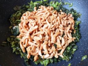 下入炒好的肉丝。