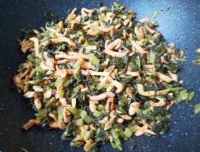 翻炒均匀，这时候的雪菜肉丝已经可以出锅了，我炒的比较多，盛出来一部分配粥吃。