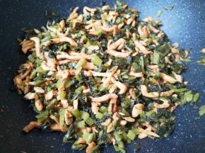 翻炒均匀，这时候的雪菜肉丝已经可以出锅了，我炒的比较多，盛出来一部分配粥吃。