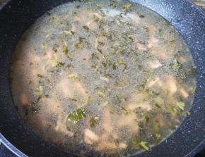 剩下的雪菜肉丝里面加入开水再次烧开，根据自己的口味放盐和鸡精调味。