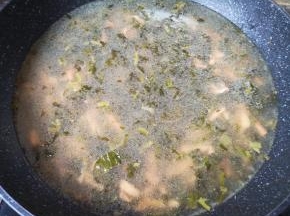 剩下的雪菜肉丝里面加入开水再次烧开，根据自己的口味放盐和鸡精调味。