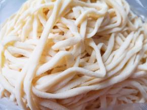 准备好鲜面条。