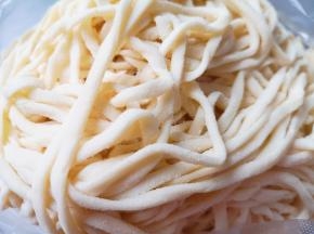 准备好鲜面条。