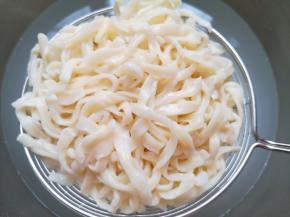 面条煮熟用笊篱盛出。