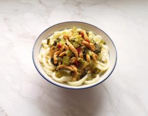 浇上雪菜肉丝汤。