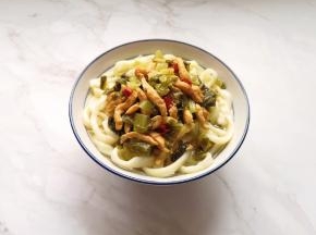 浇上雪菜肉丝汤。