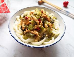 一碗香喷喷的雪菜肉丝面就做好了。