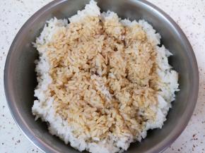 隔夜米饭中加入鲜贝露调味汁。