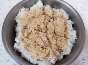 隔夜米饭中加入鲜贝露调味汁。
