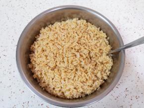 用勺子搅拌均匀静置一会儿。