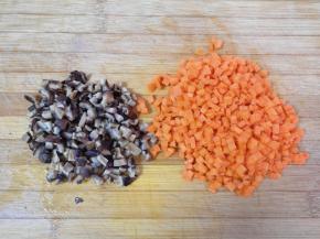 胡萝卜和泡发好的香菇切成小丁。