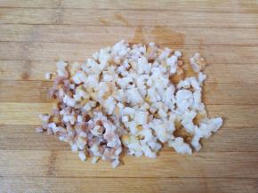 腊肉切成小丁（腊肉用的全是肥的）。