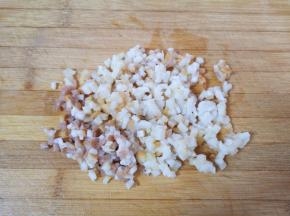 腊肉切成小丁（腊肉用的全是肥的）。