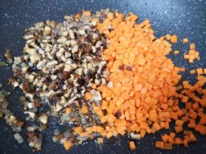 下入胡萝卜和香菇丁。