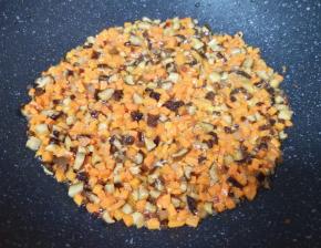 中火翻炒两分钟左右，香味飘出。