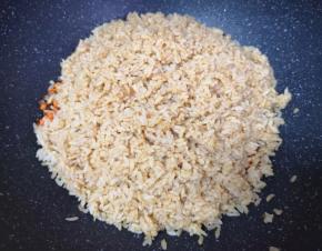 倒入用鲜贝露调味汁拌好的米饭。