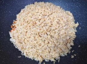 倒入用鲜贝露调味汁拌好的米饭。