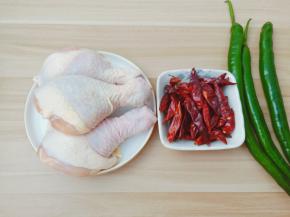 今天的配菜准备了青辣椒，也可以准备自己喜欢吃的芹菜。