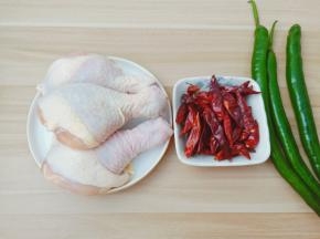 今天的配菜准备了青辣椒，也可以准备自己喜欢吃的芹菜。