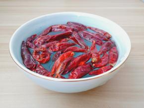 干辣椒放碗里加适量的温水泡发【泡过的干辣椒再炒的时候不会糊掉。】