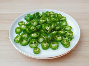 青辣椒切成辣椒圈。