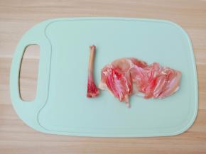 先在鸡腿根部划一圈，把鸡腿肉往下面拨就出来了。