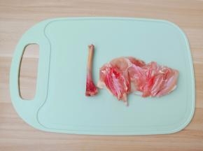 先在鸡腿根部划一圈，把鸡腿肉往下面拨就出来了。