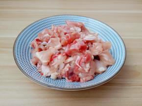去骨的鸡腿肉切成小丁。