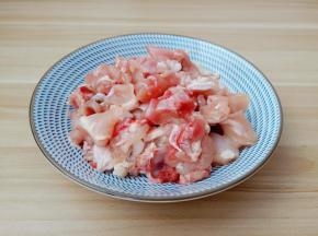 去骨的鸡腿肉切成小丁。
