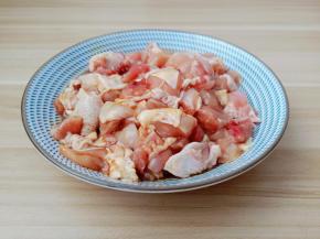 带上一次性手套抓均匀，让调味料吸收到鸡丁里，腌制15分钟。