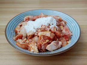 腌制好的鸡腿加三勺玉米淀粉抓均匀。