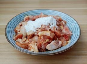 腌制好的鸡腿加三勺玉米淀粉抓均匀。