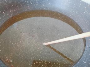 锅里多放一点油，油温用筷子试一下，筷子周围冒小泡就可以。